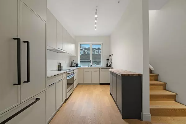 North Vancouver, BC V7L 1G7,632 E 3rd ST #27