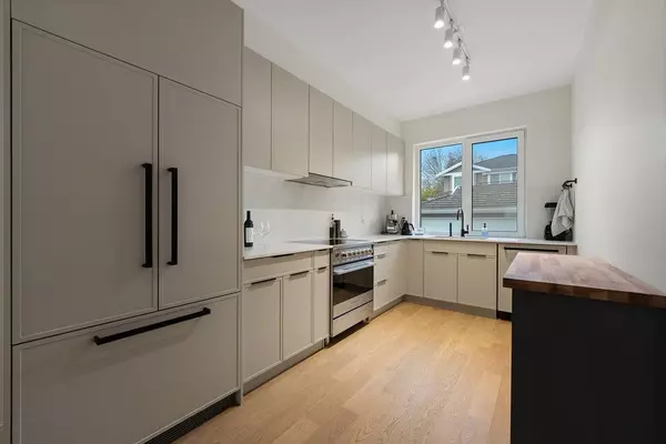 North Vancouver, BC V7L 1G7,632 E 3rd ST #27