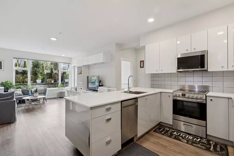 10838 Whalley BLVD #124, Surrey, BC V3R 0G8