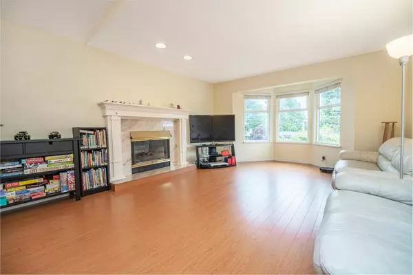 Burnaby, BC V5E 2H3,7932 Rosewood ST