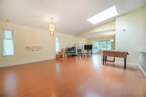 Burnaby, BC V5E 2H3,7932 Rosewood ST