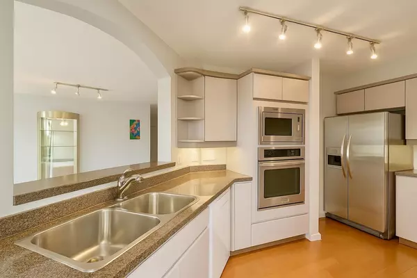 West Vancouver, BC V7T 2Y1,338 Taylor WAY #4D