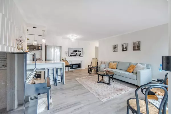 West Vancouver, BC V7V 1R8,1750 Esquimalt AVE #101