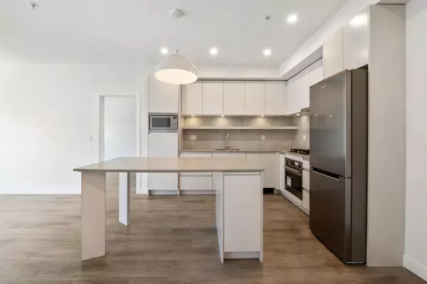 Surrey, BC V3T 1T1,14225 103a AVE #209