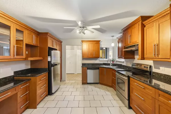 Surrey, BC V3T 4P6,10172 141 ST #115