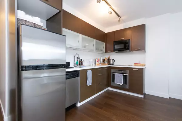 Surrey, BC V3T 0E6,10777 University DR #1305