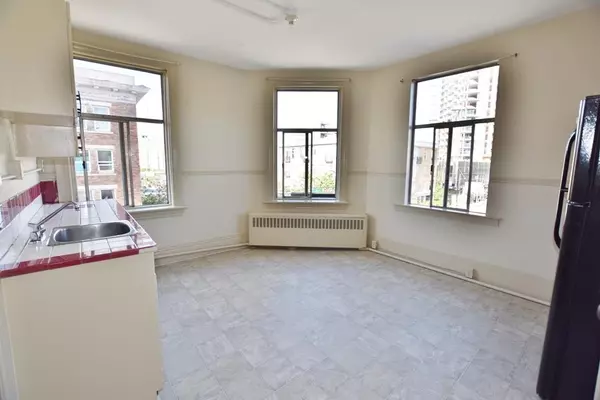 Vancouver, BC V5T 1Z4,3 2603 Main ST