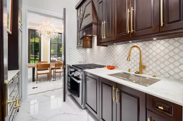 Vancouver, BC V6P 5H6,8483 Wiltshire ST