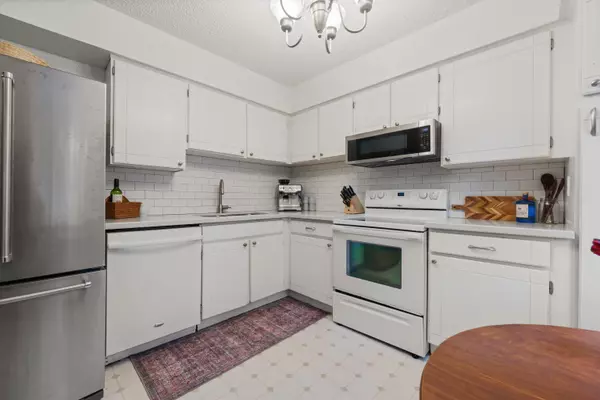 Port Moody, BC V3H 1S1,335A Evergreen DR