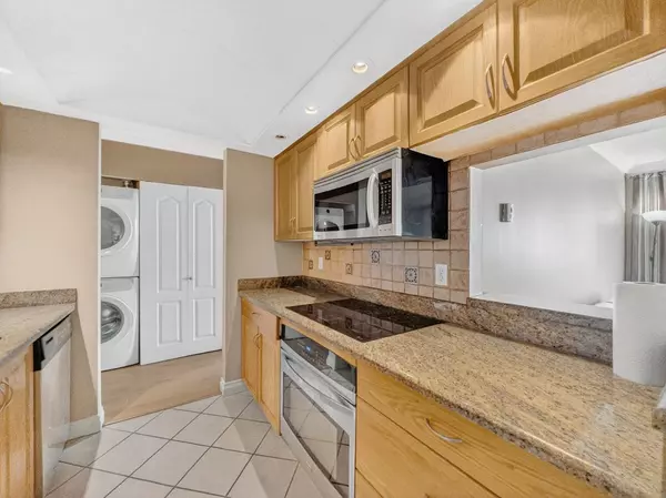 Burnaby, BC V5H 4E5,6595 Willingdon AVE #1106