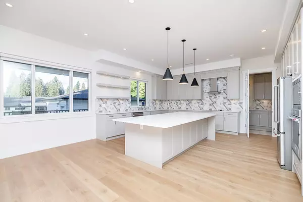 897 Cottonwood AVE Coquitlam, BC V3J 2S9