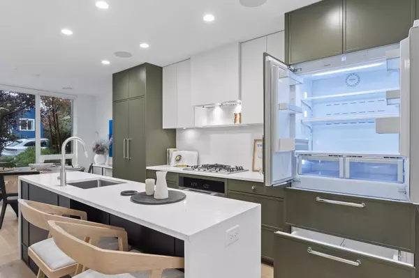 Vancouver, BC V5Z 2E4,553 W 26th AVE