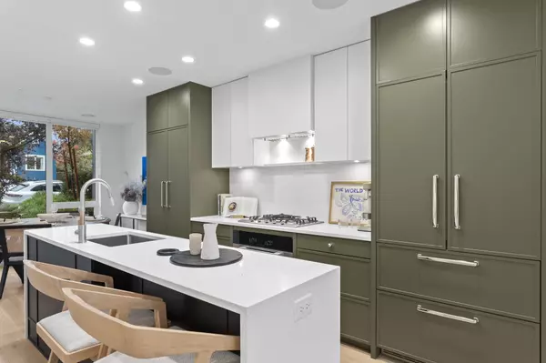 553 W 26th AVE, Vancouver, BC V5Z 2E4