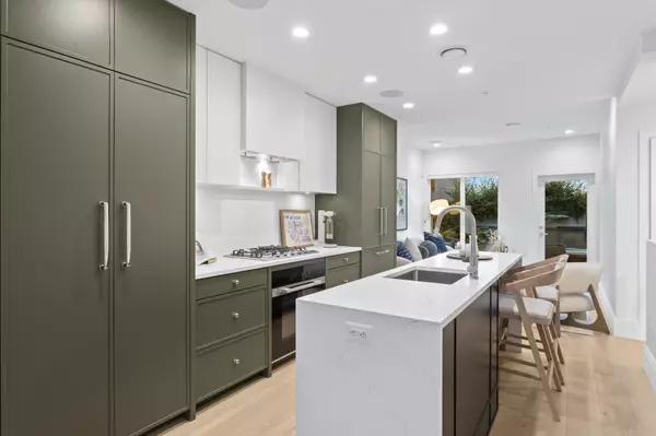 Vancouver, BC V5Z 2E4,553 W 26th AVE