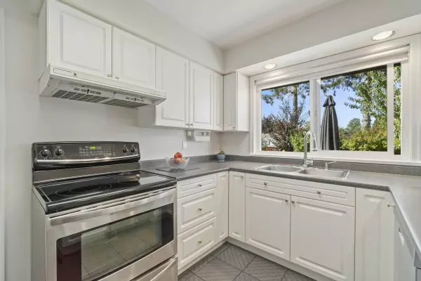 Surrey, BC V3S 5E3,14437 Chartwell DR