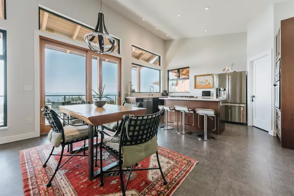 2247 Pixton RD Roberts Creek, BC V0N 2W5