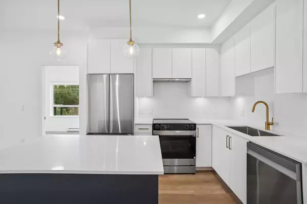 Langdale, BC V2Y 1T2,20286 72 AVE #208