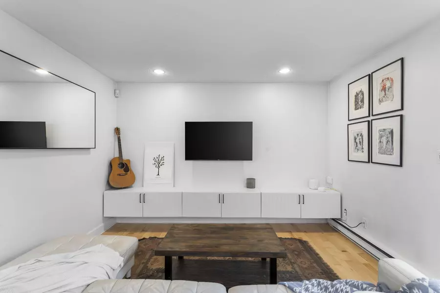 1045 W 8th AVE #104, Vancouver, BC V6H 1C3