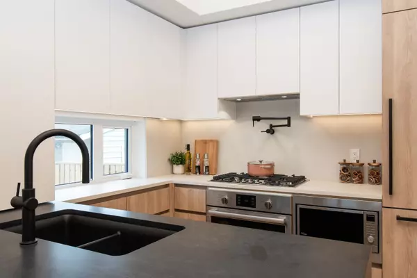 4150 Columbia ST Vancouver, BC V5Y 2J6