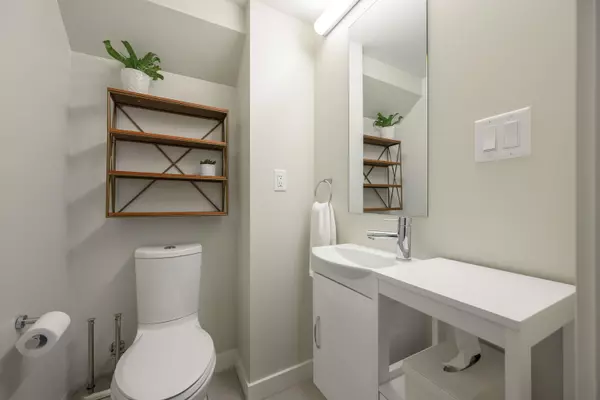 649 E 3rd ST #206 North Vancouver, BC V7L 1G6