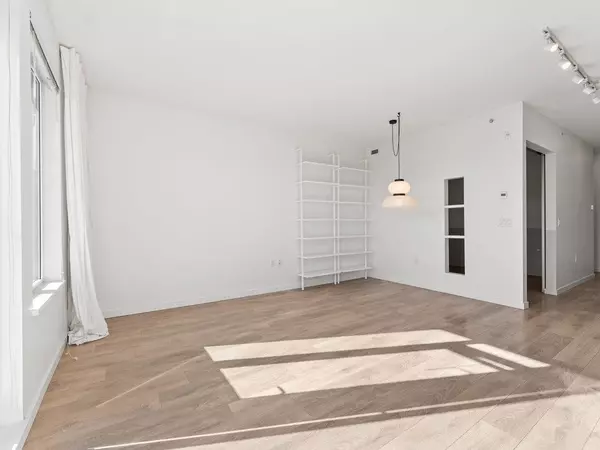 North Vancouver, BC V7M 0G2,725 Marine DR #509