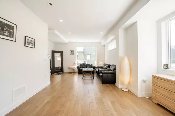 Surrey, BC V3R 0S1,10527 155 ST #7