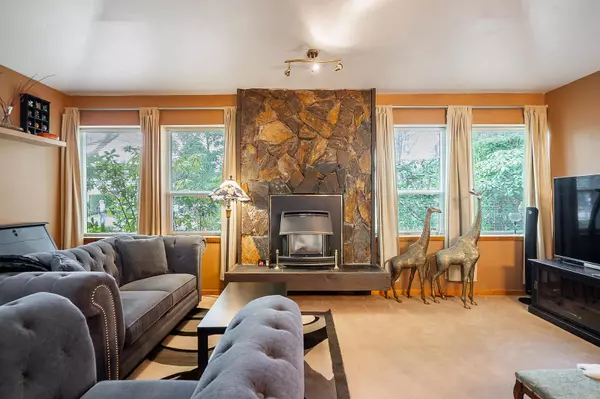 Surrey, BC V3R 7L7,9120 145a ST