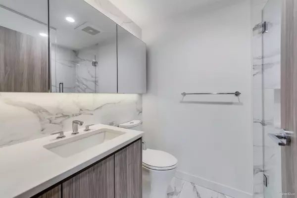 4880 Lougheed HWY #709 Burnaby, BC V5C 0N1