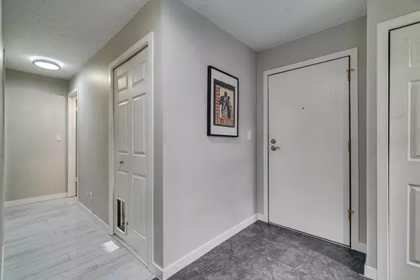 White Rock, BC V4B 3W6,1381 Martin ST #207