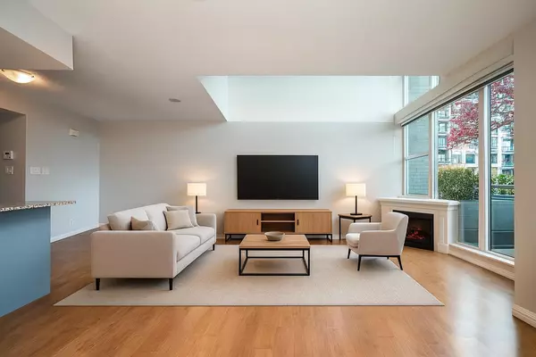 North Vancouver, BC V7L 4X8,168 E Esplanade AVE #TH6