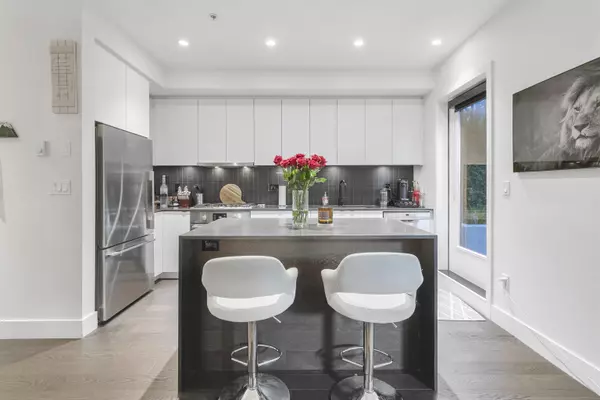 Port Moody, BC V3H 0K7,83 Moody ST #216