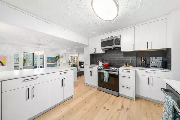 North Vancouver, BC V7P 3B8,2052 Capilano RD