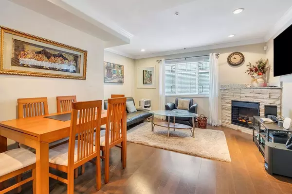 Vancouver, BC V6P 4B4,8787 Oak ST