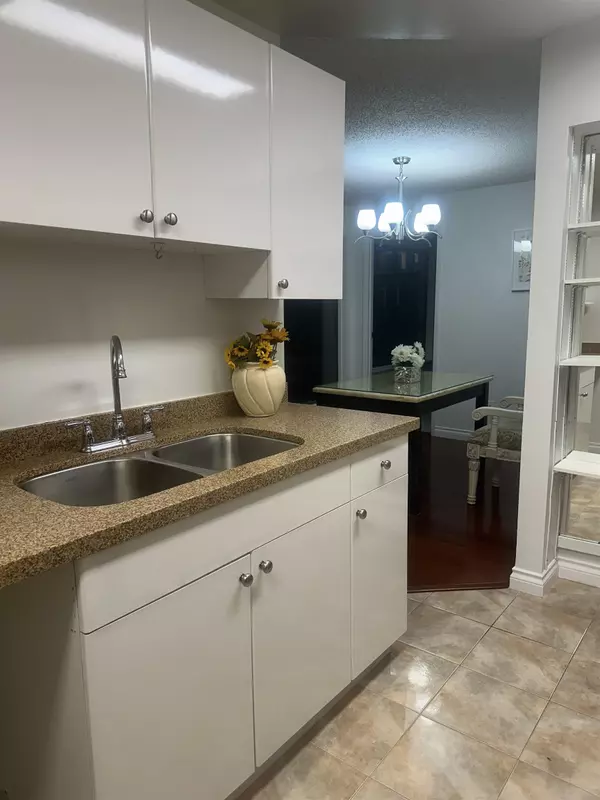 Vancouver, BC V6G 2A8,1080 Broughton ST #207