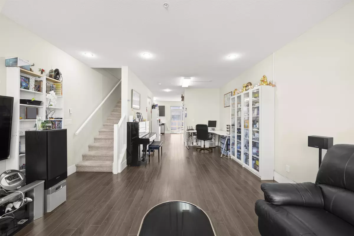 Langley, BC V3A 3X2,19752 55a AVE #4