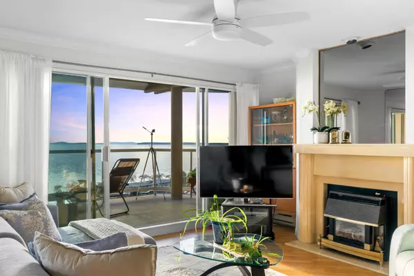 White Rock, BC V4B 1G2,15025 Victoria AVE #402