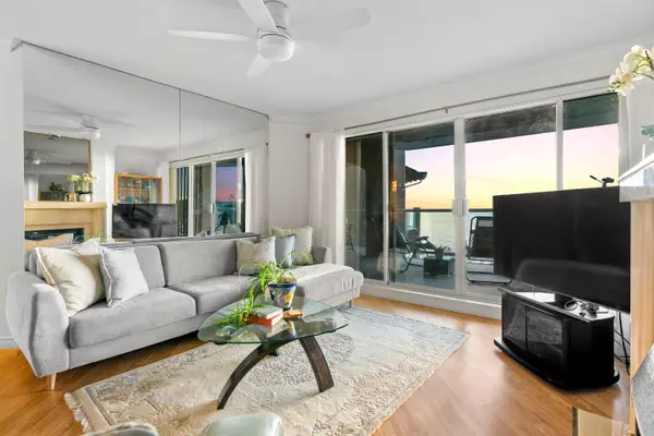 White Rock, BC V4B 1G2,15025 Victoria AVE #402