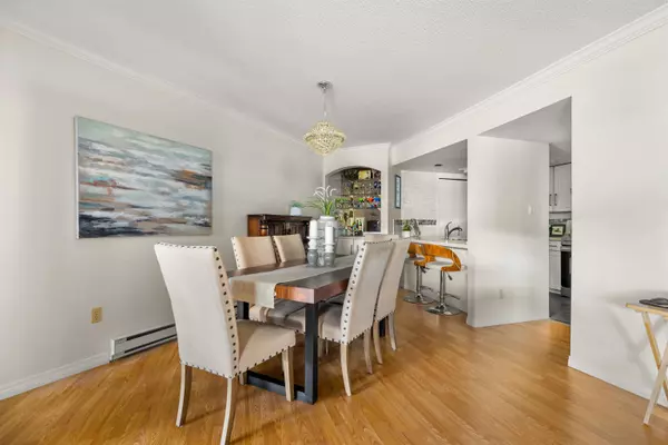 White Rock, BC V4B 1G2,15025 Victoria AVE #402