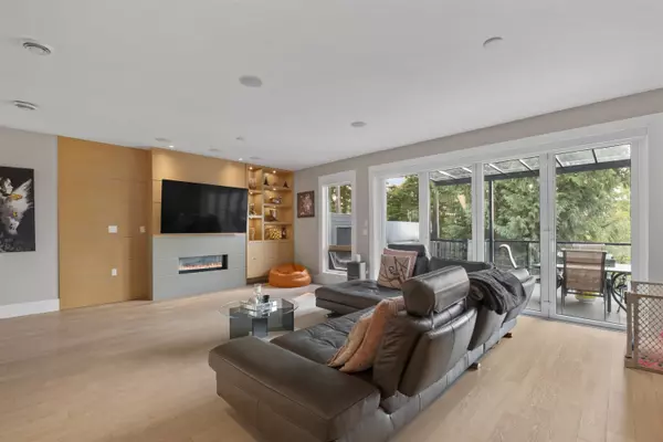 North Vancouver, BC V7R 2M6,1033 Prospect AVE