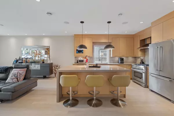 1033 Prospect AVE North Vancouver, BC V7R 2M6