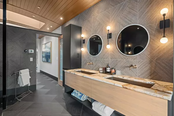 14555 Marine DR White Rock, BC V4B 1B5