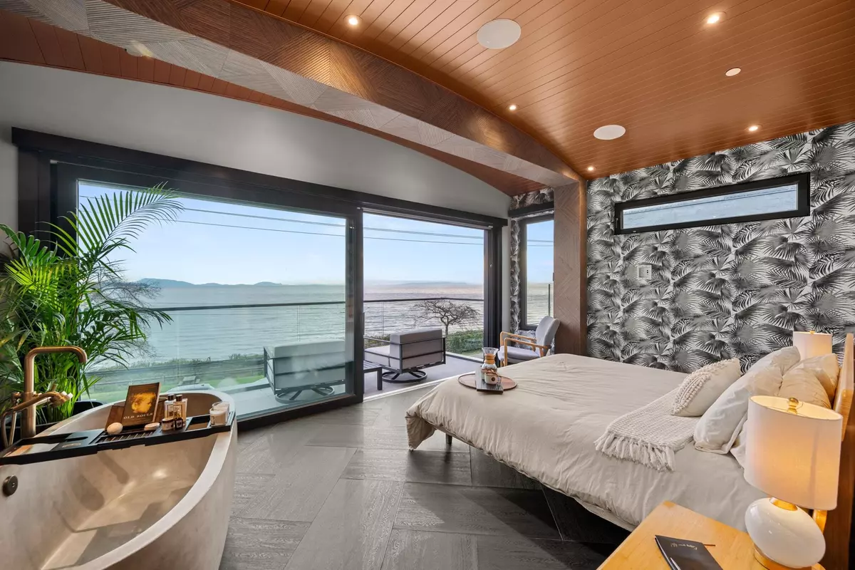 White Rock, BC V4B 1B5,14555 Marine DR