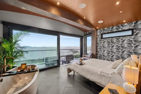 14555 Marine DR, White Rock, BC V4B 1B5