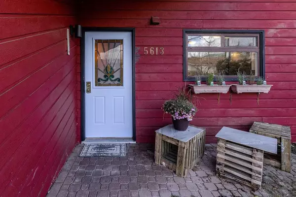 Sechelt, BC V7Z 0H8,5613 Trail AVE