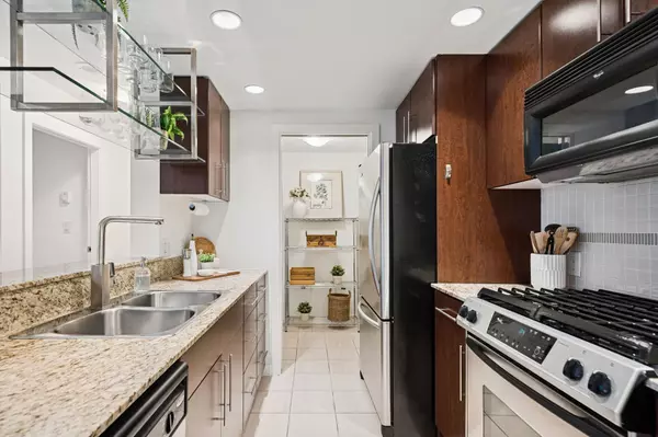 550 Pacific ST #1705 Vancouver, BC V6Z 3G2