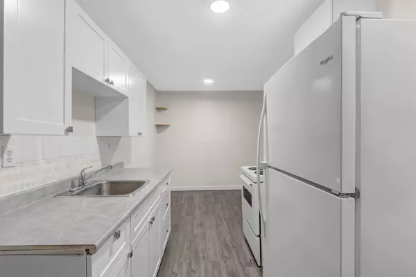 Coquitlam, BC V3J 1T9,1121 Howie AVE #107