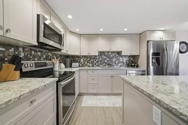 Coquitlam, BC V3B 7N5,1189 Eastwood ST #210