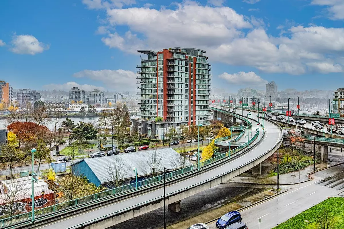 Vancouver, BC V6B 0P3,38 Smithe ST #758