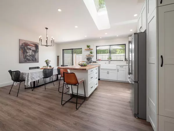 Gibsons, BC V0N 1V8,655 Dougall RD