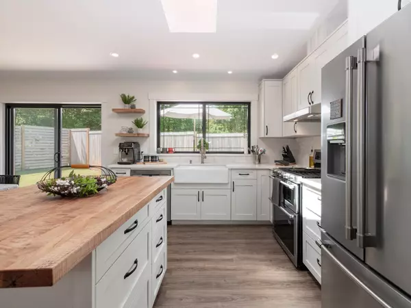 Gibsons, BC V0N 1V8,655 Dougall RD